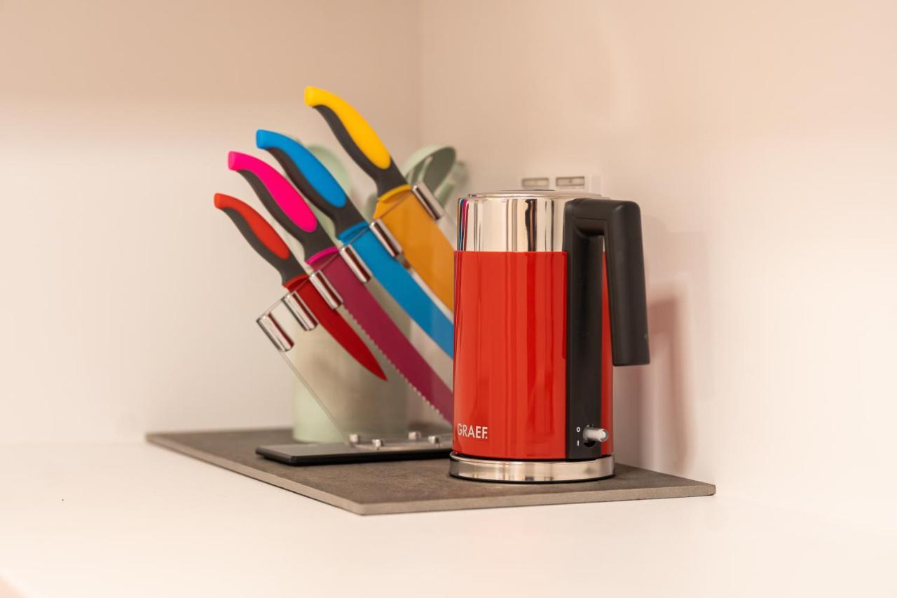 Hostel MHG Exterior photo Dualit kettle and knife block