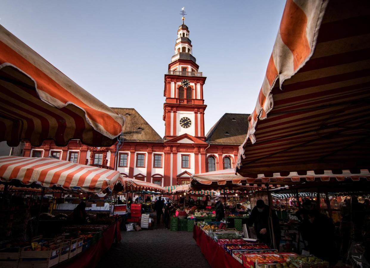 Hostel MHG Exterior photo The Christmas market in front of the church