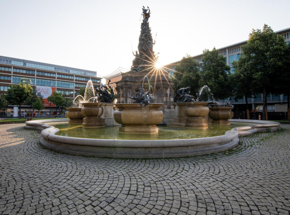Hostel MHG Exterior photo Fountain of the Three Horses