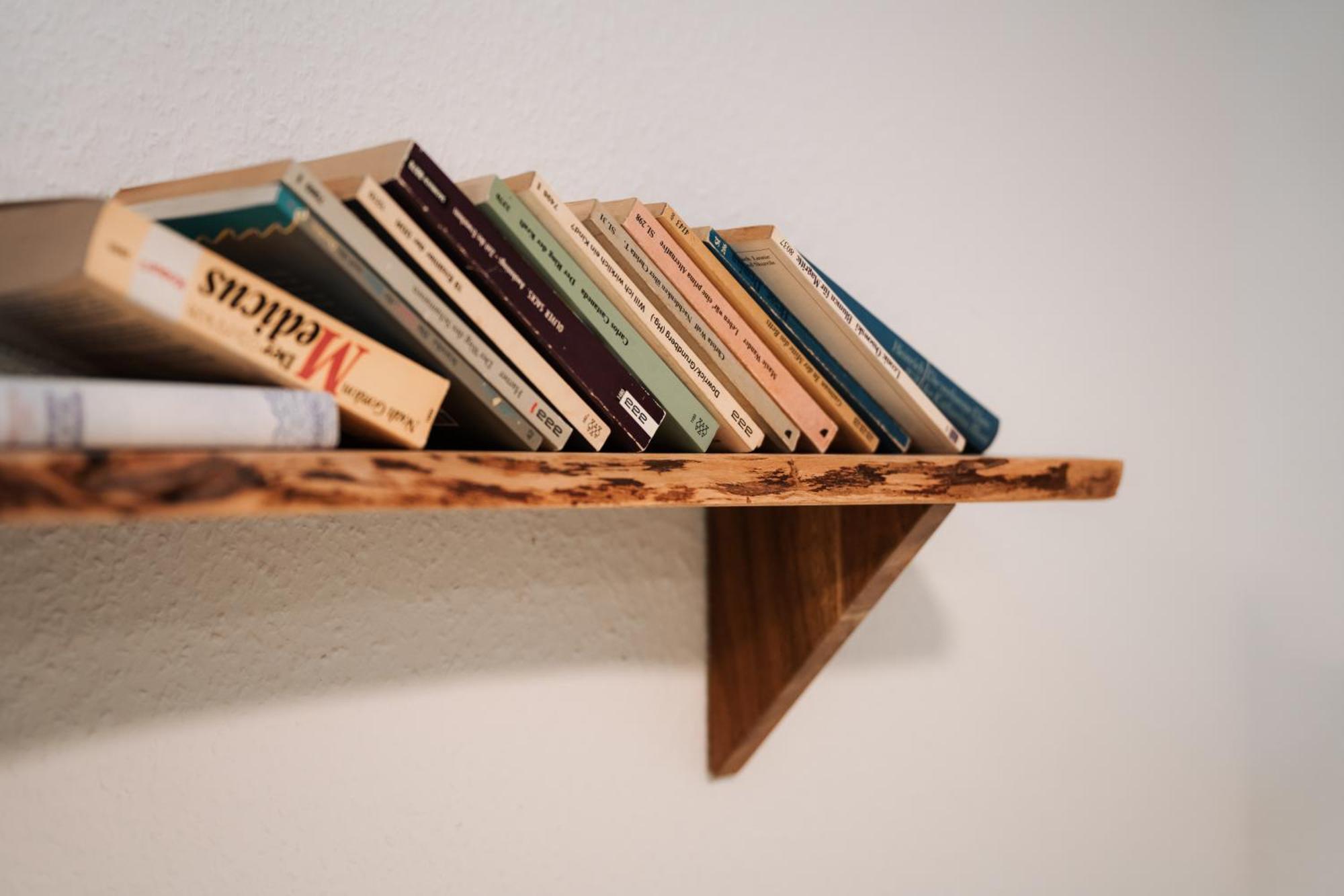 Hostel MHG Exterior photo Books on a shelf